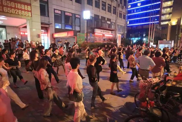 资料图:上海街头的广场舞