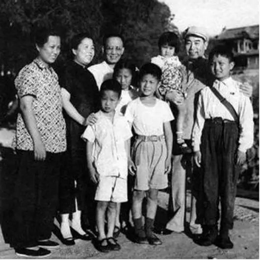 上世纪50年代初期,周恩来、邓颖超与郭沫若、于立群及其子女游颐和园