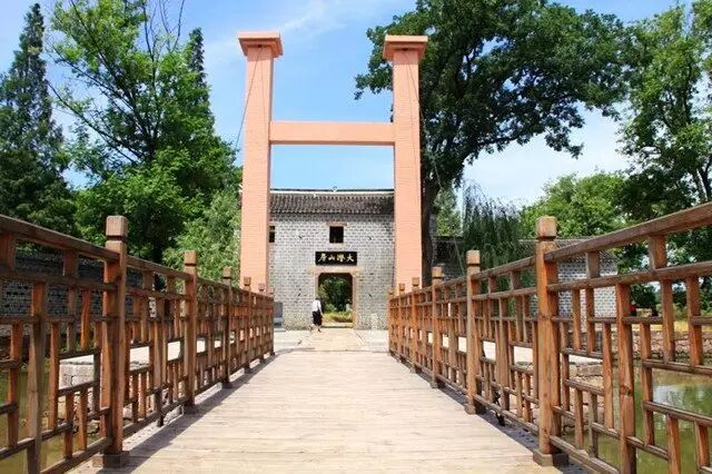 今日的刘老圩正在恢复“大潜山房”圩堡景象,原来的铁门改砌作东大门和护门房,堑壕上架着一座吊桥