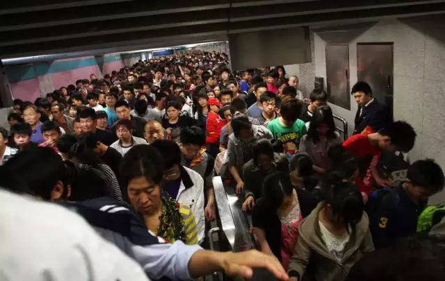 北京,部分地铁线路连接通道人满为患。东方IC供图