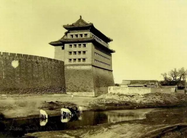 清末宣武门箭楼下饮马