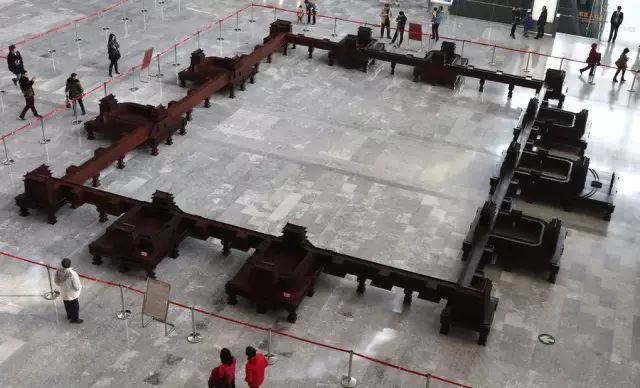 曾在北京首都博物馆展出的大型紫檀组雕作品《九城宫阙》,再现了正阳门等北京内城九大城门的原貌。东方IC供图