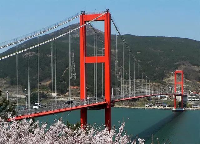露梁海峡位于韩国南海郡与河东郡之间,1973年落成的南海大桥即跨越此海峡。