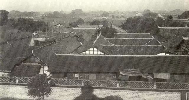 城墙远眺成都城