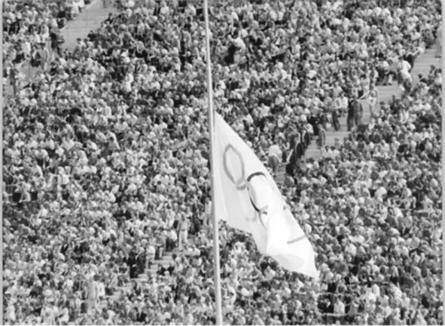在1972年9月6日的官方悼念仪式上,国际奥委会降半旗志哀(德国国家档案馆馆藏)