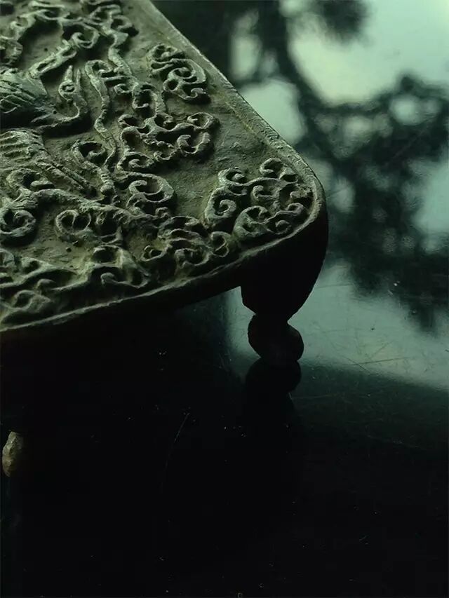 这个铜墨床也有“大明宣德”底款/作者供图