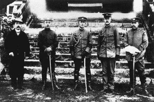 1915年出征前夕,部分护国军将领合影。左起:李曰垓、罗佩金、蔡锷、殷承瓛、李烈钧