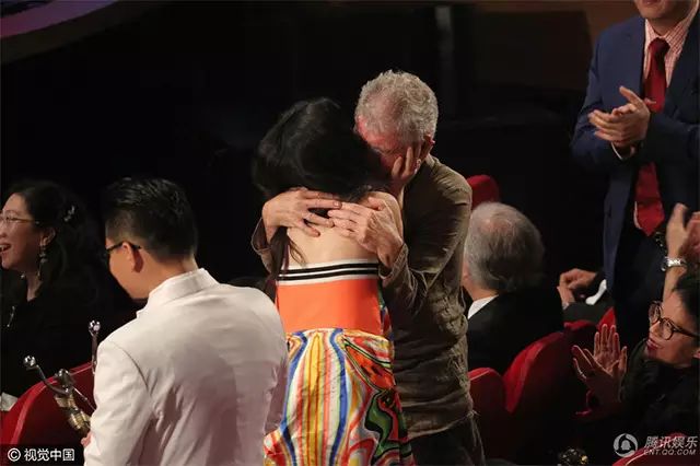 香港金像奖颁奖典礼上,春夏亲吻杜可风