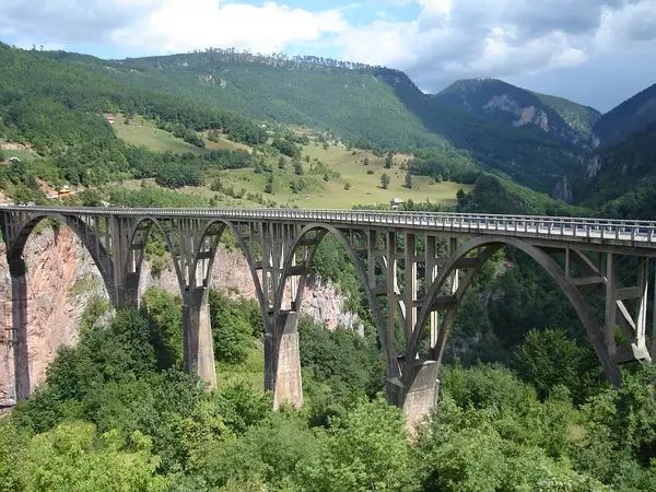 电影《桥》中的塔拉河峡谷大桥,位于黑山北部