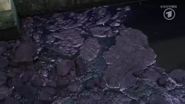 紫色的高锰酸钾破坏着周边的水质