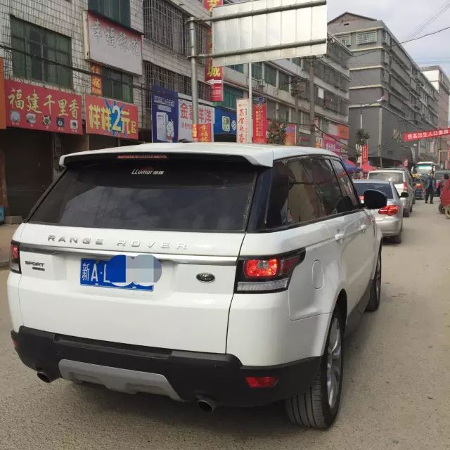 大年初三,我念高中的小镇街道上,一辆从乌鲁木齐开回来的路虎在蜗行