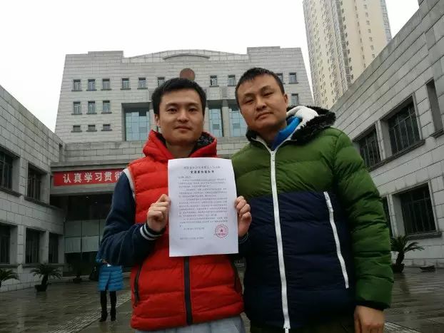中国同志婚姻维权第一案败诉。图为原告孙文麟(左)与男友胡明亮。