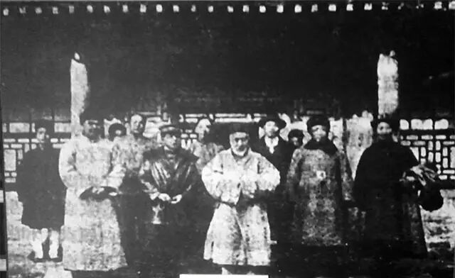冯玉祥(前左1)在天台山与张学良(前左2)及慈善寺主持玉宗(中)等合影(1924年冬)
