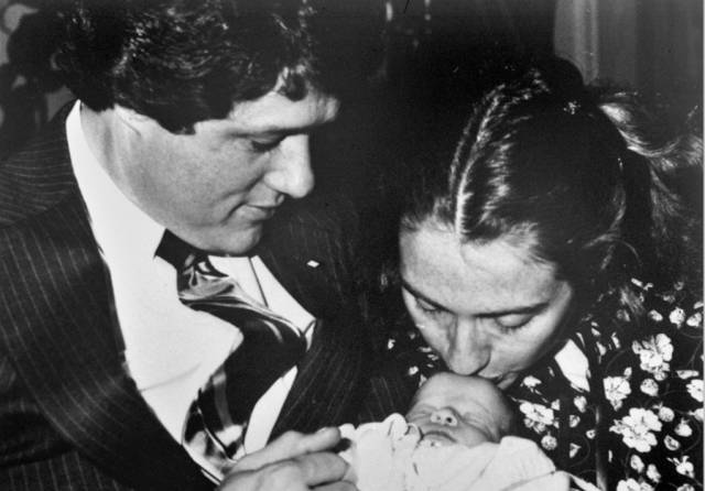 1980年3月5日,克林顿和妻子希拉里抱着他们一周大的女儿切尔西。 东方IC供图