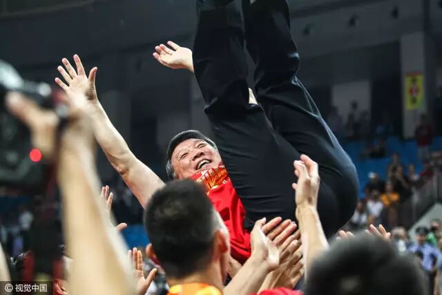 2015男篮亚锦赛决赛,中国男篮战胜菲律宾夺冠,宫鲁鸣被队员抛起庆祝。CFP供图