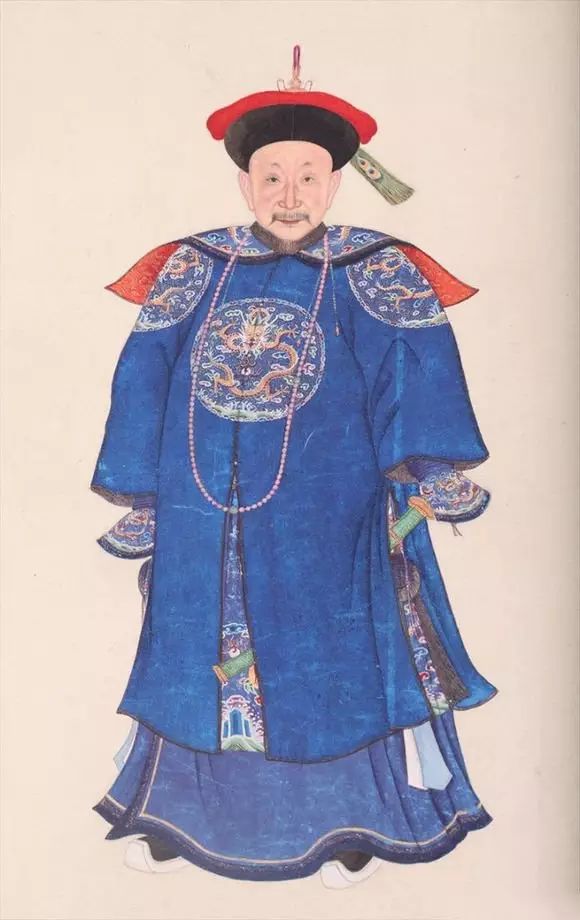 清《阿桂像》:此图中阿桂穿朝服,有披领;戴红宝石顶朝服冠,为暖帽