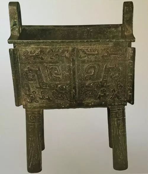 图6:小臣□(左上加一撇)方鼎,商代后期,故宫博物院