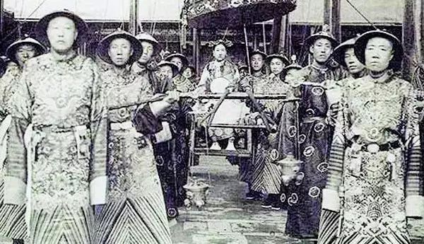 据说图中左一为崔玉贵