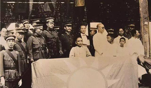 1924年6月29日,孙中山赴广州北校场检阅广东警卫军、广州武装警察、广州商团联合会操。