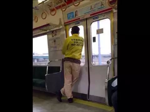 乘坐女性专用车厢的日本大爷