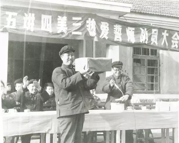 1981年开展的“五讲四美三热爱”活动