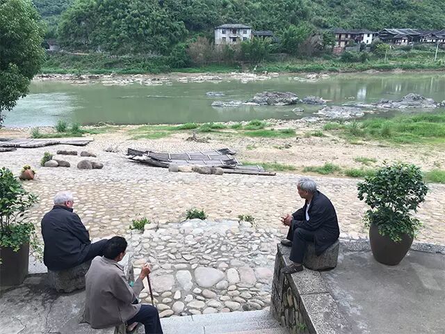 嵩口古镇的老人围聚寺庙外聊天(作者供图)