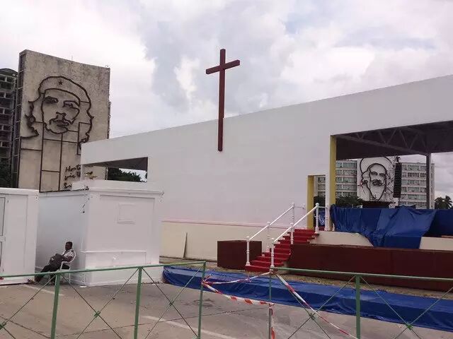 革命广场,格瓦拉和何塞马蒂俯视着广场上为教宗方济各而搭建的演讲圣坛。摄影:张晓舟