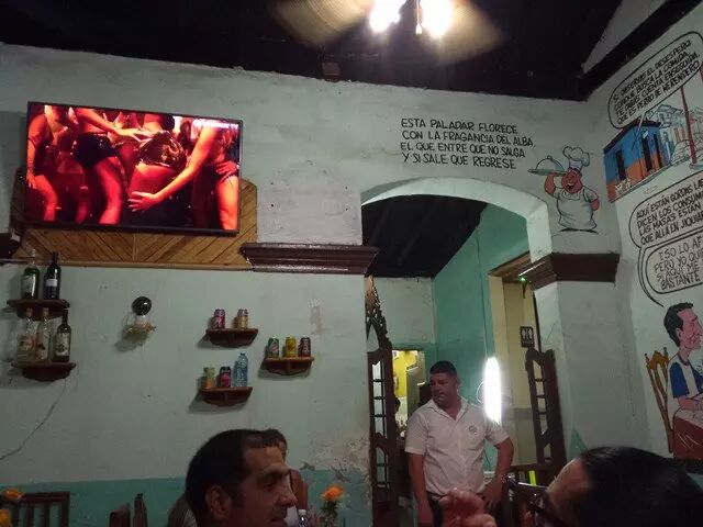 圣塔克拉拉的私人餐馆,电视播放的MV相当色情。私人餐馆尚属历史短暂的新鲜事物。摄影:张晓舟