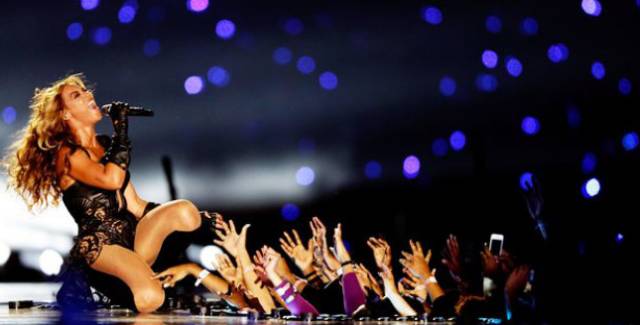 资料图:2013年47届超级碗,碧昂斯(Beyonce)将中场秀再推高潮