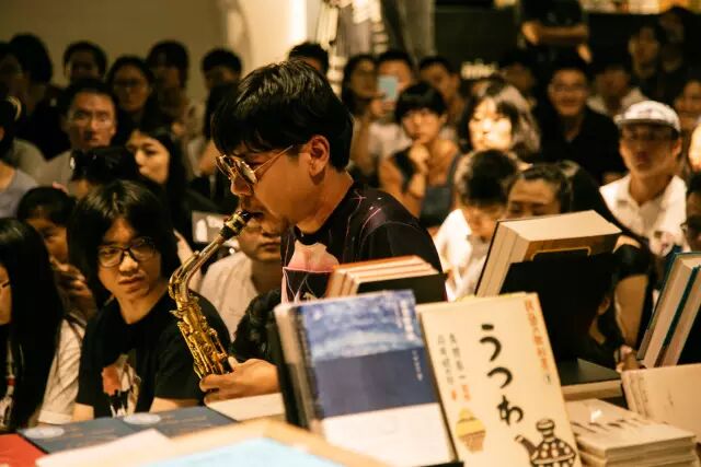 行动的诗——李增辉以萨克斯狂啸开场。摄影/游粤飞