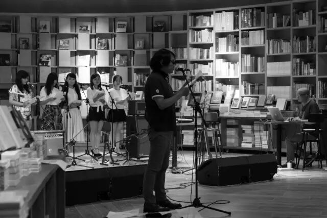 杨黎与王凡,以及女和声团。摄影/游粤飞