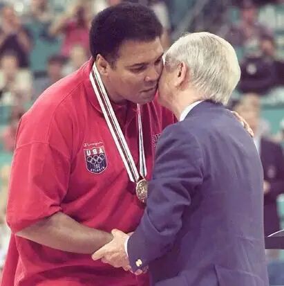 反对种族歧视,阿里曾将奥运金牌怒扔至海里