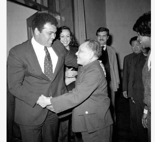 1979年北京,阿里与拳击迷邓小平。