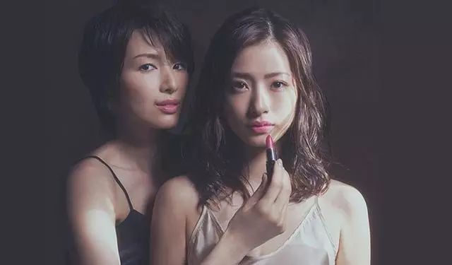 日本描写家庭主妇出轨的电视剧《昼颜》剧照