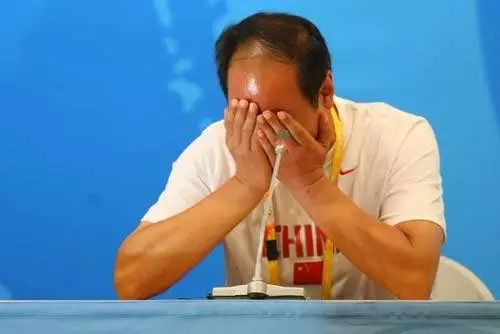 中国田径选手刘翔的教练孙海平在赛后新闻发布会上落泪。