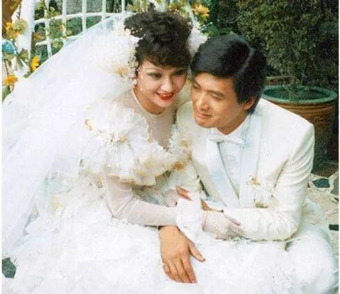 周润发与余安安昔日婚纱照