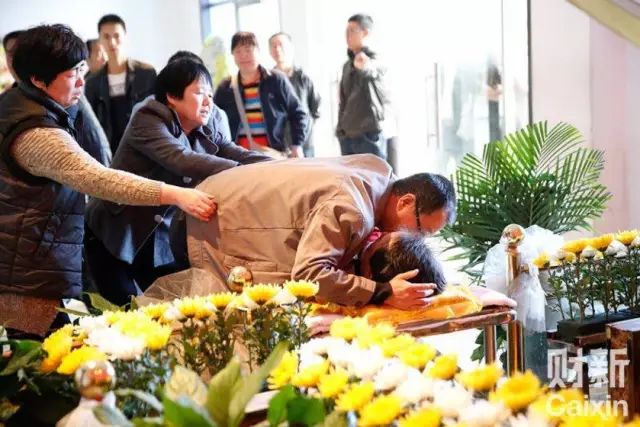 2016年4月13日,陕西咸阳,告别仪式前,则西的父亲扑上去抱住则西。