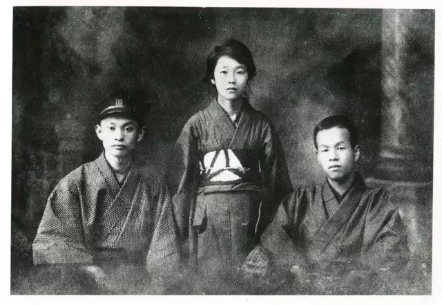 (从左到右)川端、初代及三明永无在岐阜合影。
