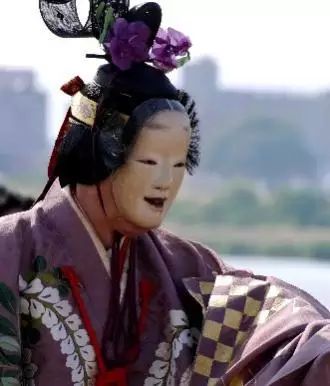 图8,2013年6月,淀川城北公园“千人塚能乐慰灵表演”,艺者头簪杜若,背景为菖蒲园