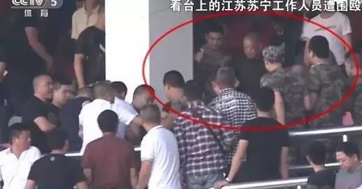 苏宁工作人员遭围殴(视频截图)