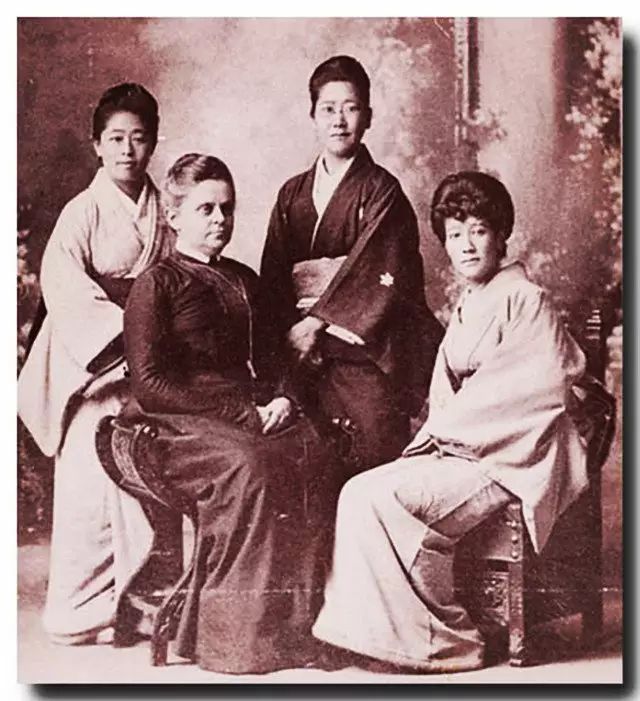 女子英学塾开校时津田梅子与友人的合影