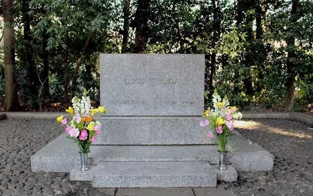 津田梅子的墓地