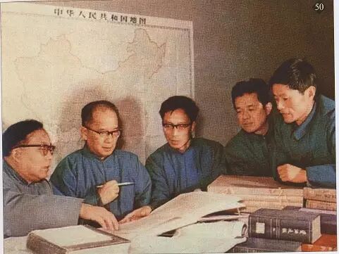 谭其骧先生与同事们,左起:吴应寿、谭其骧、邹逸麟、王文楚、周维衍