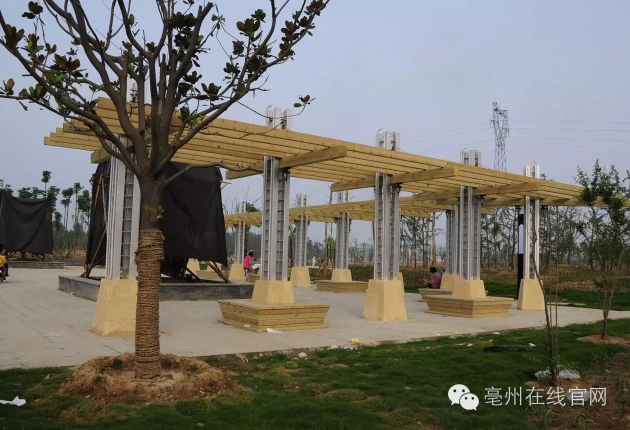 以下是刚刚建成的滨河公园同时结合涡阳县城市总体规划,使城区与公园