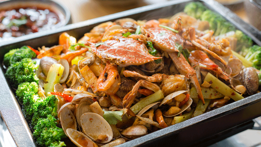 碳烤鱼吃得多了,这样的碳烤海鲜大杂烩还是第一次见! 老板是广