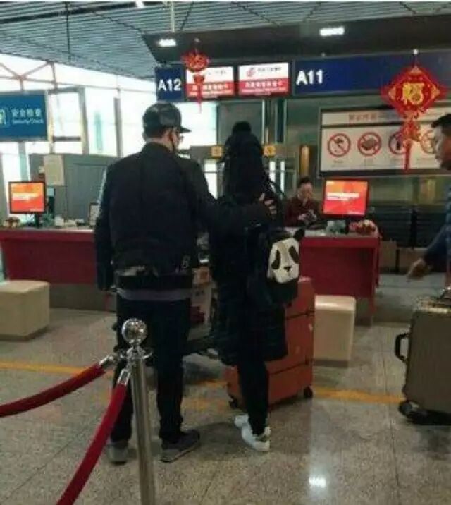 张杰人气高过谢娜?太阳女神机场遇冷