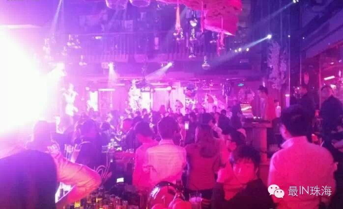 地址:拱北水湾酒吧街209号苏荷酒吧 电话:0756-8890636 8188138 推荐理由:夸张的形容秉承了SOHO区颓废与华丽、个性与自由,张扬与艺术等特点。采用后工业时代与新古典主义完美结合的装修风格。 鸡尾酒是卖点,音乐是苏荷最大特色,歌手多。鸡尾酒、音乐爱好者可试试! ◀ 泰国Chacha吧 ▶