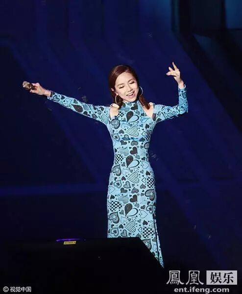 邓紫棋穿成“花瓶” 全身布满心形图案