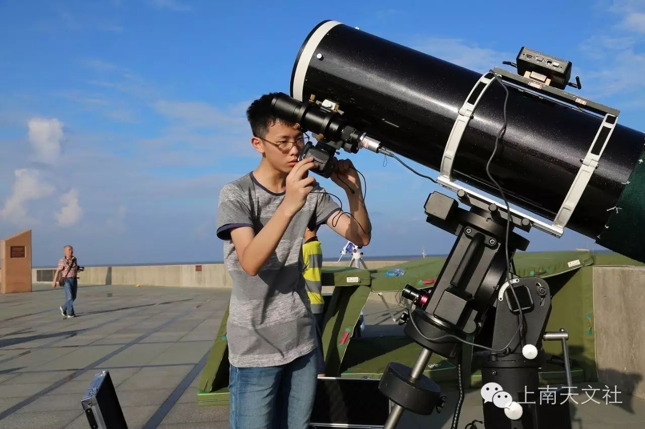 顶着烈日,叶赟同学正在调试望远镜