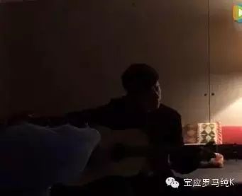 谢娜偷拍张杰吉他弹唱《恒星流星》!